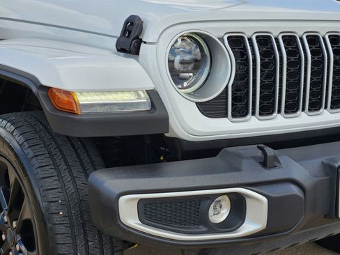 Used 2025 Jeep Wrangler Sahara image 9
