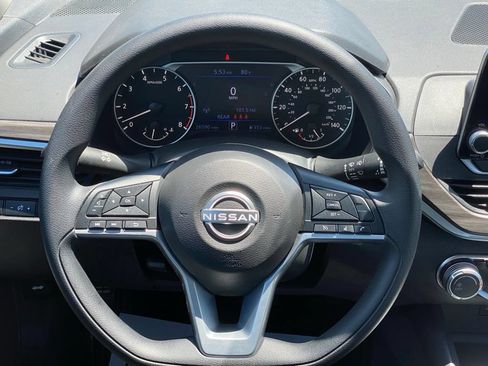 Used 2025 Nissan Altima 2.5 SV FWD image 19