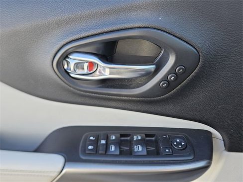 Used 2019 Jeep Cherokee Limited w/ Luxury Group image 31