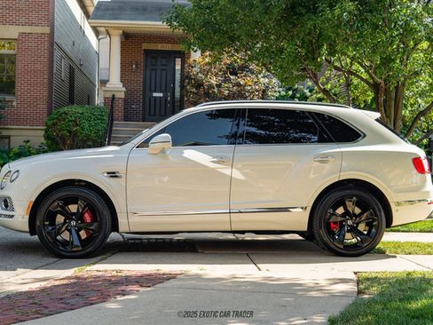 Used 2019 Bentley Bentayga image 3
