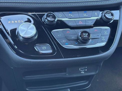 New 2026 Chrysler Pacifica Select image 12