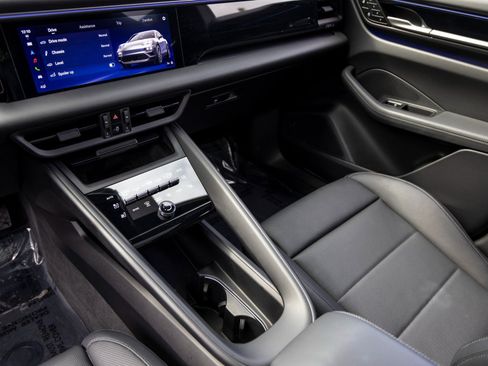 Certified 2025 Porsche Macan Electric RWD image 37