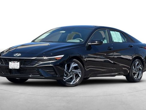 Certified 2025 Hyundai Elantra SEL FWD image 2
