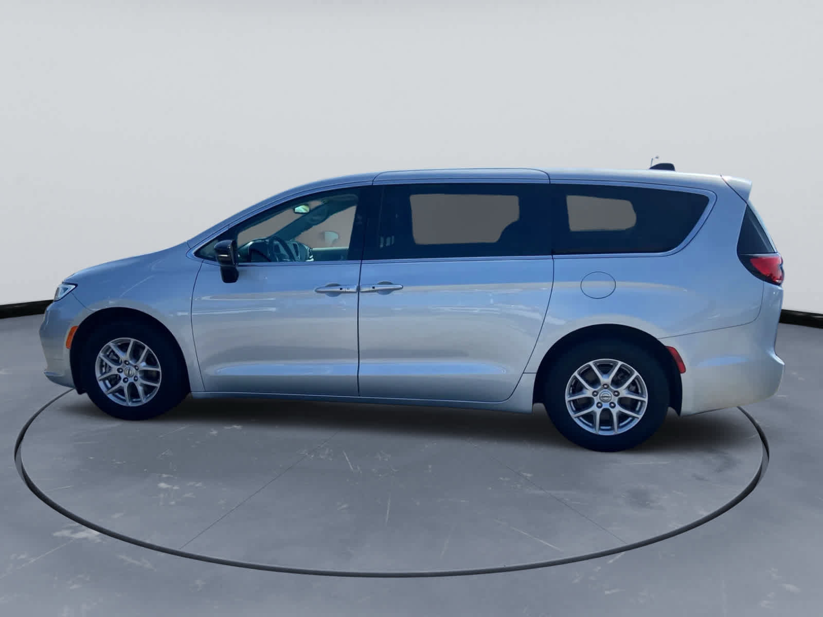 Used 2024 Chrysler Pacifica Touring-L FWD image 2