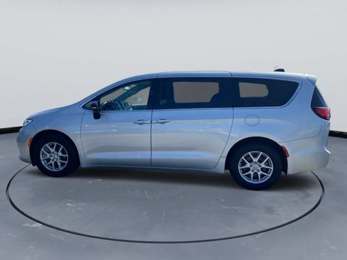 Used 2024 Chrysler Pacifica Touring-L FWD image 2