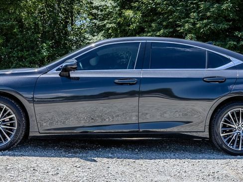 Used 2023 Lexus ES 300h w/ Premium Package FWD image 2
