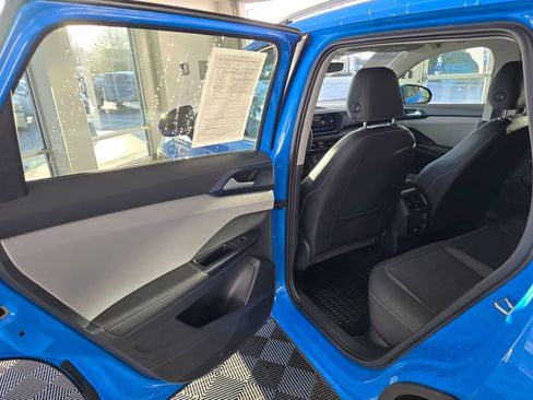 Used 2024 Volkswagen Taos SE image 36