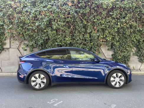 Used 2023 Tesla Model Y Long Range AWD/4WD image 3