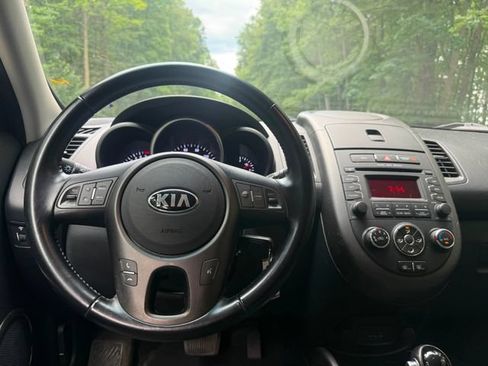 Used 2013 Kia Soul + FWD image 9