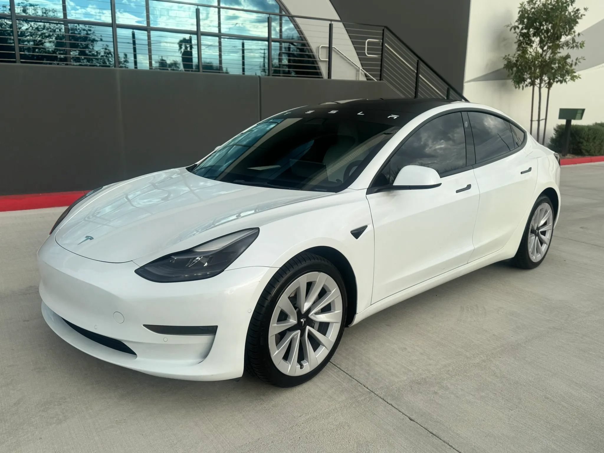 Used 2022 Tesla Model 3 Standard Range RWD image 1