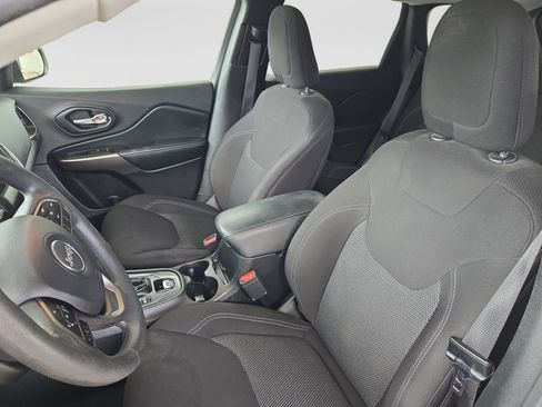 Used 2019 Jeep Cherokee Latitude w/ Popular Appearance Group FWD image 10