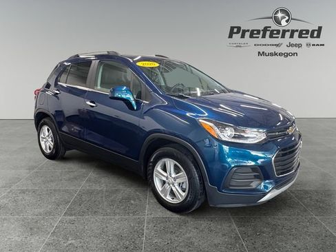 Used 2020 Chevrolet Trax LT w/ LT Convenience Package FWD image 1