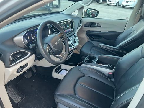 Used 2024 Chrysler Pacifica Touring-L image 8