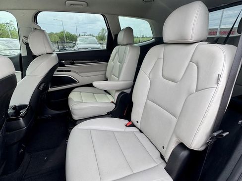 Used 2024 Kia Telluride S image 12