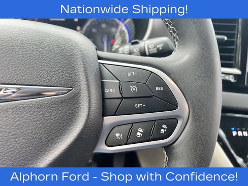 Used 2024 Chrysler Pacifica Touring-L FWD image 17