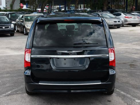 Used 2012 Chrysler Town & Country Touring w/ Entertainment Group #1 FWD image 9