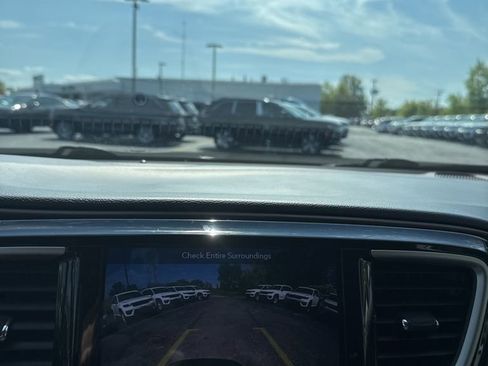 Certified 2019 Chrysler Pacifica Touring-L image 8