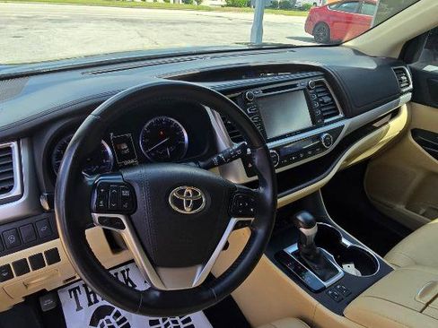 Used 2019 Toyota Highlander XLE AWD/4WD image 9