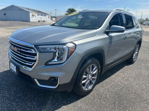 Used 2024 GMC Terrain SLT AWD/4WD image 3