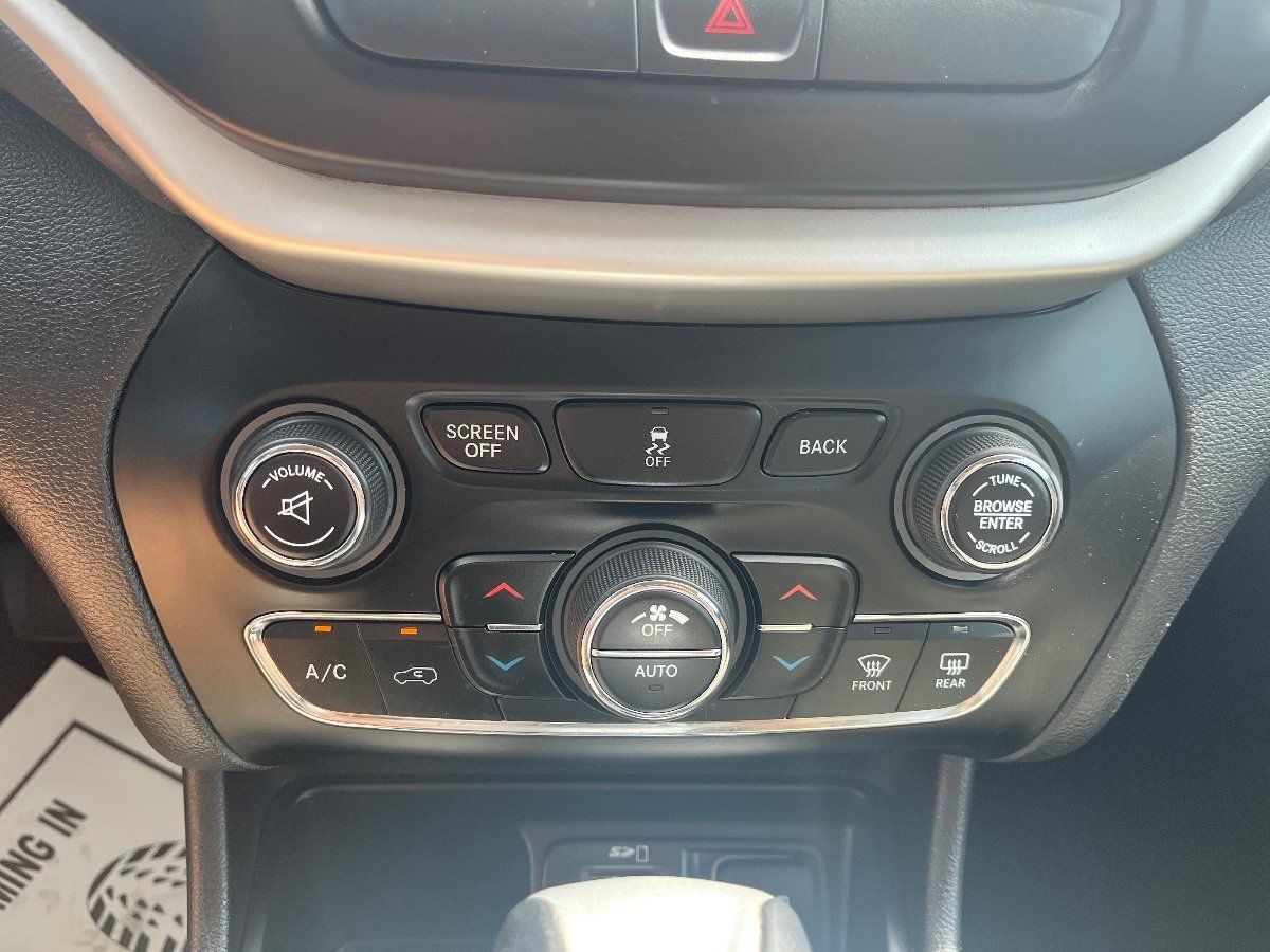 Used 2017 Jeep Cherokee Latitude w/ Comfort/Convenience Group FWD image 15
