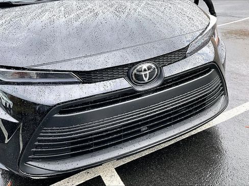 Used 2025 Toyota Corolla LE image 27