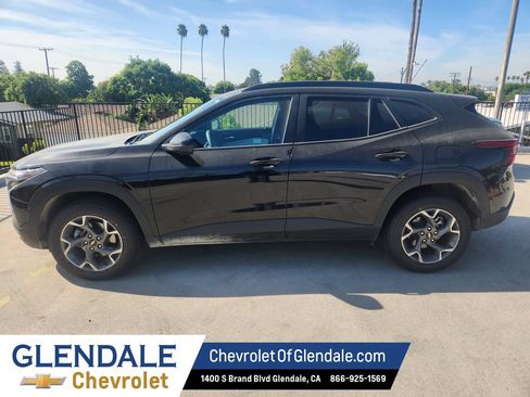 Used 2025 Chevrolet Trax LT FWD image 3