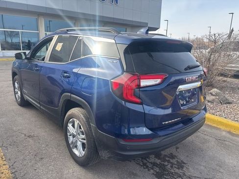 Used 2023 GMC Terrain SLE w/ Driver Convenience Package image 4