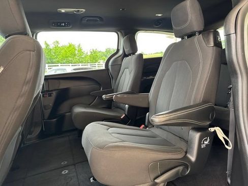 Used 2023 Chrysler Pacifica Touring FWD image 32