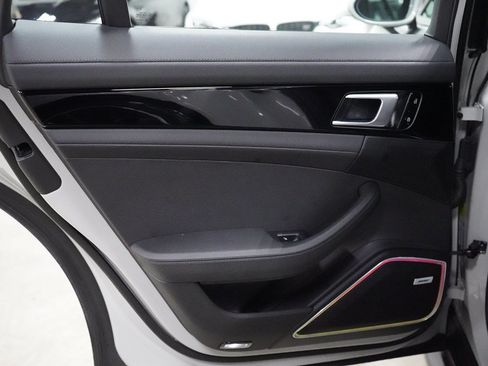 Used 2019 Porsche Panamera RWD image 20