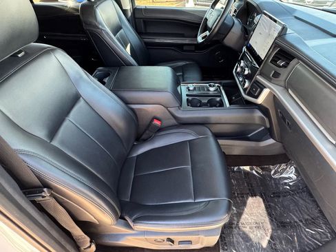 Used 2023 Ford Expedition Max XLT image 11