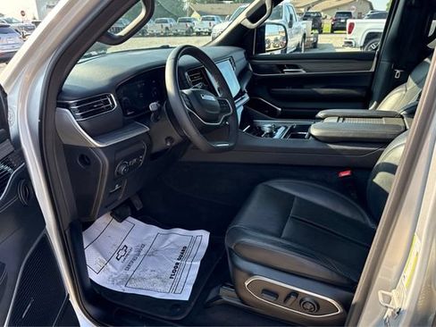 Used 2024 Jeep Wagoneer L Series III w/ Flexible Seating Group AWD/4WD image 9