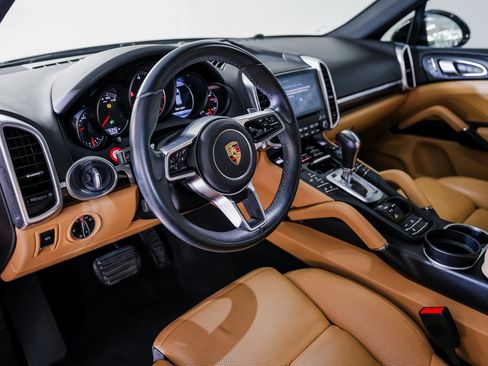 Certified 2017 Porsche Cayenne Platinum Edition image 4