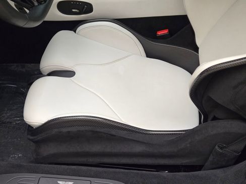 Used 2025 Aston Martin V8 Vantage Coupe image 32