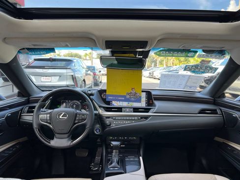 Used 2019 Lexus ES 300h Ultra Luxury w/ Accessory Package 2 FWD image 62