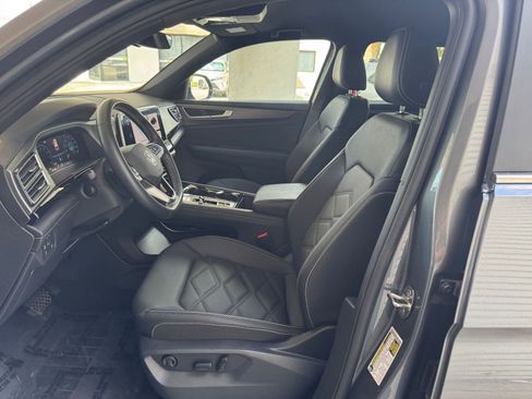 Used 2025 Volkswagen Atlas Cross Sport SE image 27