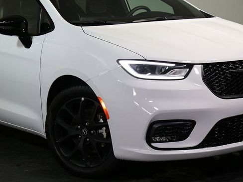 Used 2025 Chrysler Pacifica Limited image 8