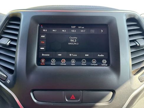 Used 2019 Jeep Cherokee Latitude Plus FWD image 19