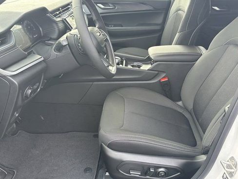 New 2025 Jeep Grand Cherokee Laredo image 9