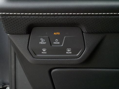 Used 2024 Volkswagen Atlas Cross Sport SE AWD/4WD image 27