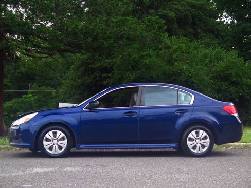 Used 2011 Subaru Legacy 2.5i AWD/4WD image 2