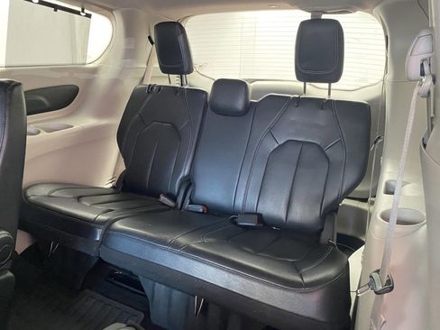 Used 2022 Chrysler Pacifica Touring-L image 17