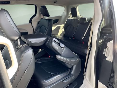 Used 2024 Chrysler Pacifica Select image 17