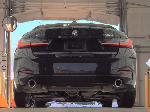 Used 2025 BMW 330i xDrive Sedan w/ Premium Package image 5