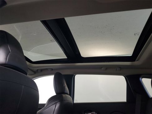 Used 2018 Jeep Cherokee Latitude Plus w/ Comfort/Convenience Group image 24