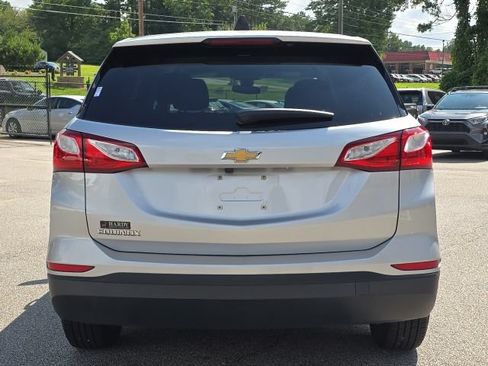 Used 2020 Chevrolet Equinox LS w/ LS Convenience Package FWD image 4