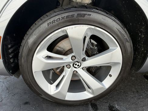 Used 2018 Bentley Bentayga Onyx Edition AWD/4WD image 42