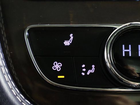 Used 2019 Bentley Bentayga V8 image 45