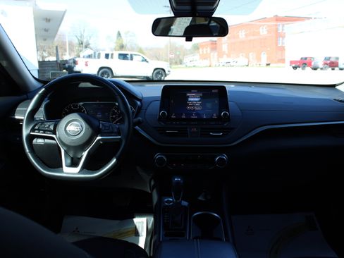 Certified 2022 Nissan Altima 2.5 SV w/ SV Premium Package image 12