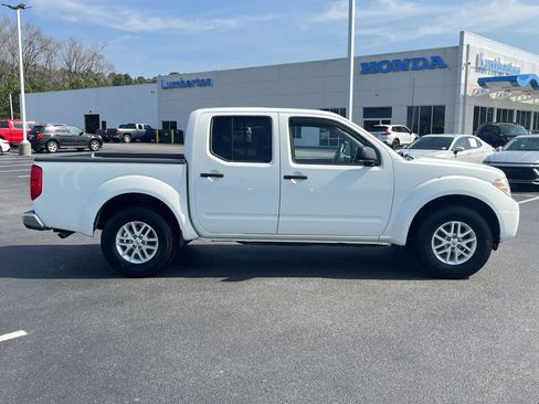 Used 2019 Nissan Frontier SV image 2
