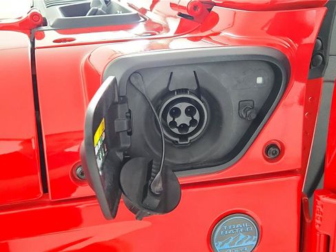 Used 2025 Jeep Wrangler Unlimited Sahara AWD/4WD image 9